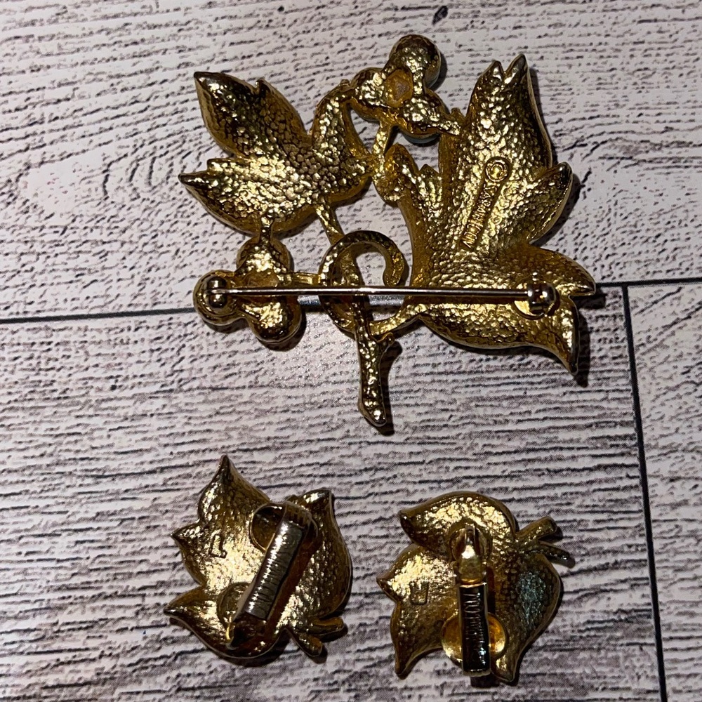 Signed Sarah Coventry Enamel gold tone w/ Light blue beads: brooch & Earrings - Picture 2 of 7